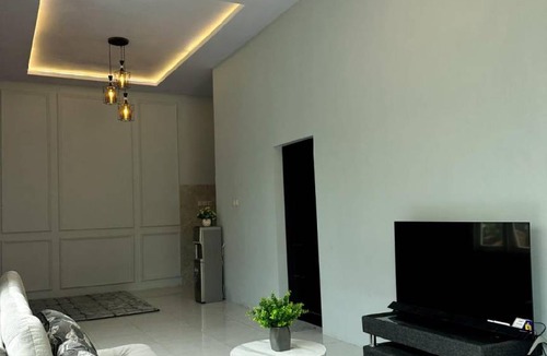 Probolinggo House | 100 m² House ∙ 2 bedrooms ∙ 6 guests