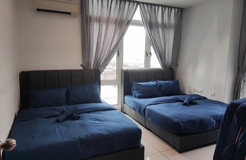 Taman Century House | 100 m² House ∙ 2 bedrooms ∙ 11 guests