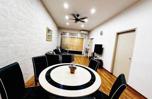 Daerah Kulai House | 1000 m² House ∙ 3 bedrooms ∙ 12 guests