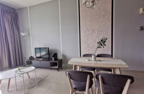Taman Mount Austin Apartment | 11-Modern HOMESTAY PALAZIO lake view Mount Austin Palazio near AEON Themepark Toppen IKEA