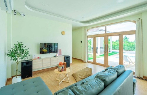 Nakhon Pathom Villa | 146 m² Villa ∙ 3 bedrooms ∙ 14 guests