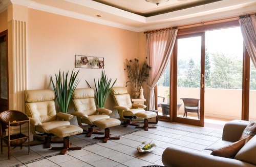Ambarawa Resort | 160 m² Resort ∙ 5 bedrooms ∙ 20 guests