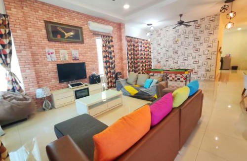 Tersusun Pundut House | 17Lumut 9minTelukBatik - 15Pax 4BR4Bath Karaoke Snooker Kid Pool BBQ