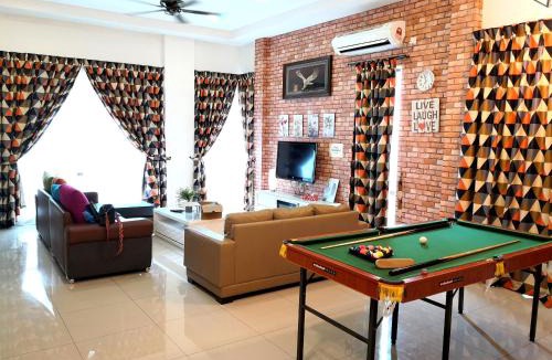 Tersusun Pundut House | 17Lumut 9minTelukBatik - 15Pax 4BR4Bath Karaoke Snooker Kid Pool BBQ