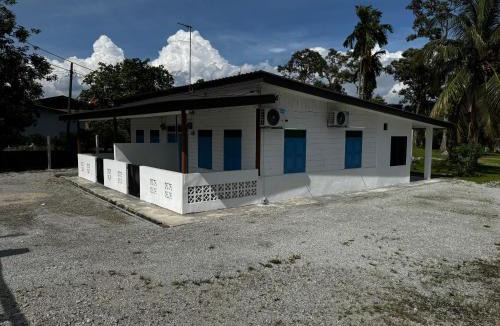 Pekan Nanas House | 187 Kg Sawah