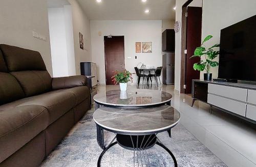 Central District Apartment | 2 Bedroom Garden and Sea View