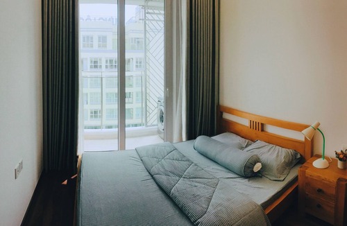 District 7 House | 2 BR 2 BA 5 SLEEP BALCONY POOL Live downtown SaiGon