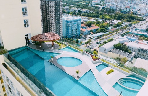District 7 House | 2 BR 2 BA 5 SLEEP BALCONY POOL Live downtown SaiGon