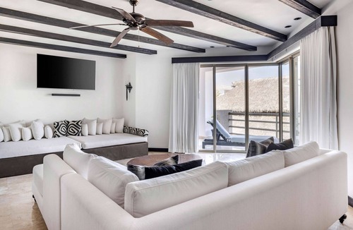 Zona Hotelera Hotel | 2 Stylish 3BR Grand Suites near Baja Brewing – Access to Six Resort Pools