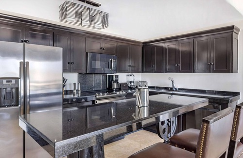 Zona Hotelera Hotel | 2 Stylish 3BR Grand Suites near Baja Brewing – Access to Six Resort Pools