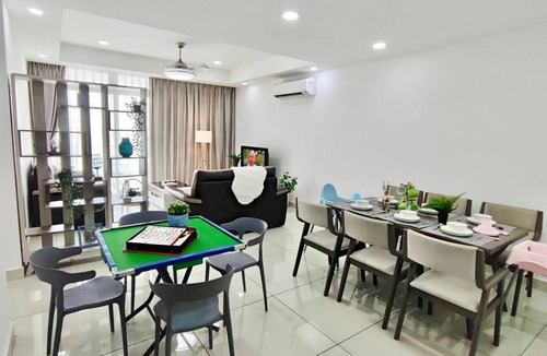 Taman Century House | 200 m² House ∙ 4 bedrooms ∙ 16 guests