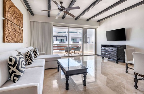 Zona Hotelera Hotel | 3 Lush 2BR Suites w/Balcony Views – 5-Min Drive to Gallery District Shops