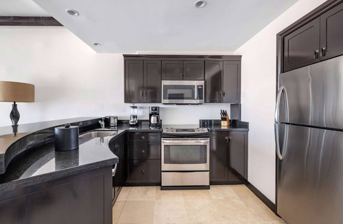 Zona Hotelera Hotel | 3 Lush 2BR Suites w/Balcony Views – 5-Min Drive to Gallery District Shops