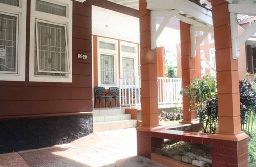 Cipanas Resort | 360 m² Resort ∙ 5 bedrooms ∙ 10 guests