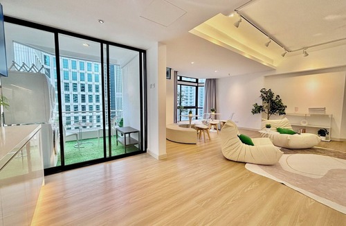 Bukit Bintang Condo | 3Bedroom w/Private Bathroom, Condo with A/C on top Fahrenheit88 Shopping Mall