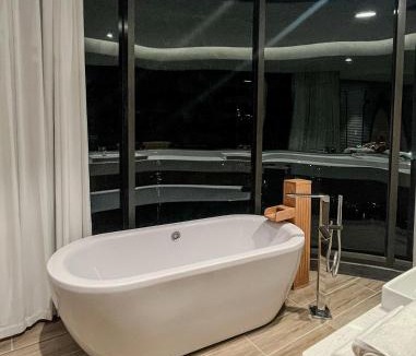 Van Giang Apartment | 3Br Ecopark apt Onsen! Balcony lake view Free Pool