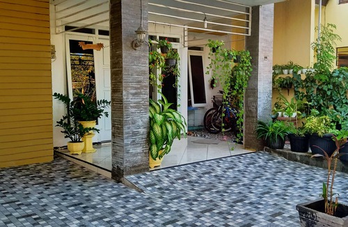 Ponorogo House | 4 Bedrooms Guest House