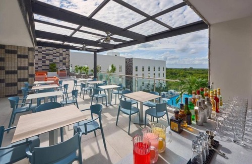 Cancun Hotel | 4 Kitchenette Suite + Pool, Gym & Continental Breakfast, Close to CUN Airport