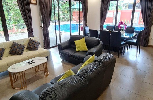 Ciawi Villa | 425 m² Villa ∙ 4 bedrooms ∙ 18 guests