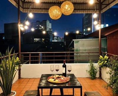 Hoan Kiem House | 4BR Vietnamese House- Trainstreet View - Food street