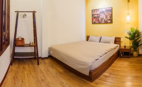 Hoan Kiem House | 4BR Vietnamese House- Trainstreet View - Food street