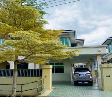 Kuching House | 4R4B-Near Farley 6mile-Semi D landed-14Pax-JR Homestay149
