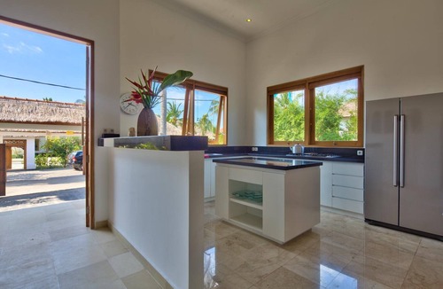 Gerokgak Villa | 5 * Luxury villa with swimming pool and Wifi, fantastic staff, beach accessible