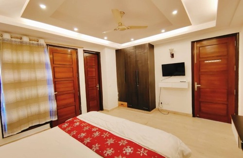 Saket Apartment | 5 minutes to the PVR Anupam