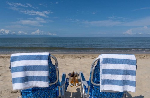 Flamingos Apartment | 6 Person Occupancy 1 Block to Beach Views from Terrace