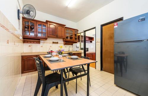 Bandar Sunway House | 7 min to Sunway Pyramid Deluxe Room Shared House at PJS9