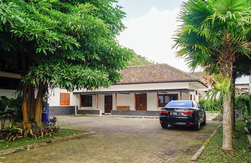 Sidomulyo House | 7BR Villa Kamandalu - Oase Klasik Modern di Kota Batu