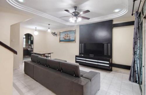Taman Mount Austin House | 7pax Austin Perdana Family House 10 min to AICCC No Party