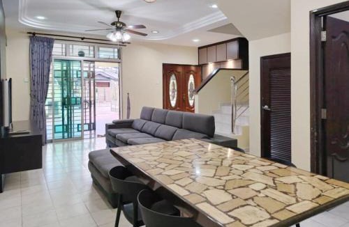 Taman Mount Austin House | 7pax Austin Perdana Family House 10 min to AICCC No Party