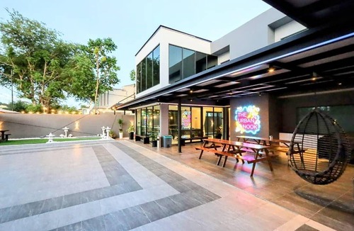 Central District House | 836 m² Bungalow ∙ 4 bedrooms ∙ 24 guests
