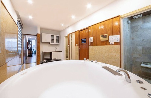 Van Mieu Hotel | A25 Premium Hotel - 12 Ngo Si Lien