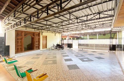 Nganjuk Hotel | Adipura Guesthouse Syariah Mitra RedDoorz near Terminal Nganjuk