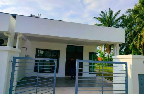 Jenjarom House | Aiman's Rose HomeStay