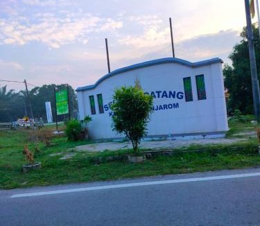 Jenjarom House | Aiman's Rose HomeStay