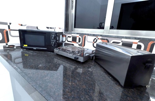 Andheri East House | Airy 1BHK with Balcony & Airport & Family Stay