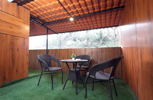 Andheri East House | Airy 1BHK with Balcony & Airport & Family Stay