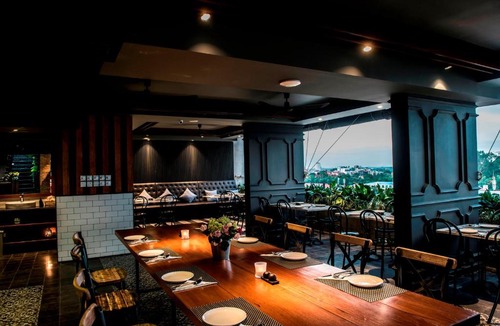 Daun Penh Hotel | Aquarius Hotel and Urban Resort