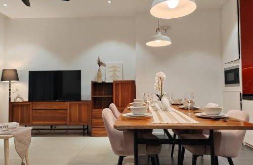 Mont Kiara Apartment | Arcoris Mont Kiara 18# Sunway 163 Mall# 1 Mont Kiara # 2 BR with Balcony 2-4 Pax