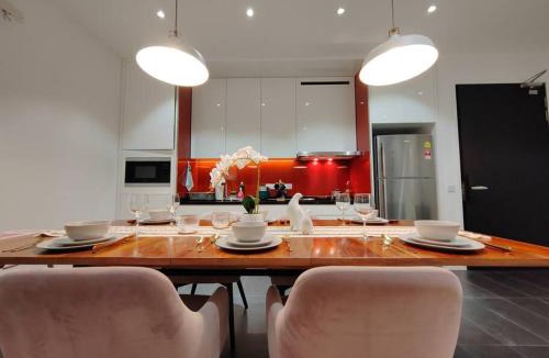 Mont Kiara Apartment | Arcoris Mont Kiara 18# Sunway 163 Mall# 1 Mont Kiara # 2 BR with Balcony 2-4 Pax