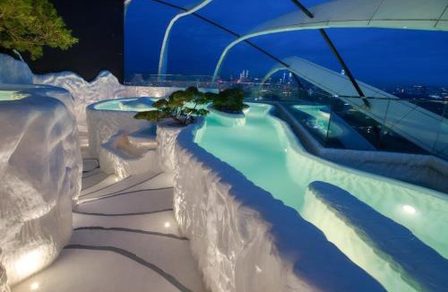 Kuala Lumpur Apartment | Arte Mont Kiara Luxury Suite with Heated Jacuzzi Pods - Free Parking - Next to MITEC- by The Stay Hub