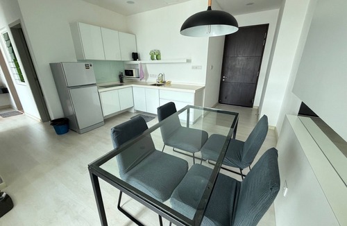George Town Apartment | Azure 2BR Pool Suite Jelutong | Free Parking, 8min to Georgetown