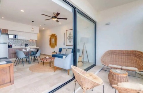 Zazil-ha Apartment | Bahay Condos 1-3 min walk to beach & 5th Av !Stylish 2-bdr apartment. fast WiFi!