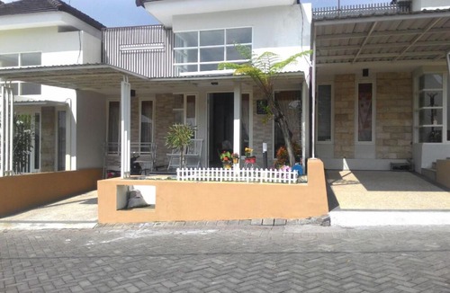 Sidomulyo House | Batu Homestay Syariah