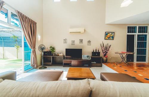 Batu Pahat Villa | Batu Pahat Santalia Villa 4BR 12pax Private Pool by Our Stay