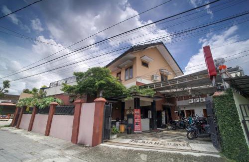 Depok House | Bayang Brothers Residence By Occupied