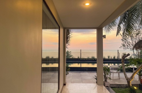 Senggigi Villa | Beachfront 4 Bedroom Private Pool Villa
